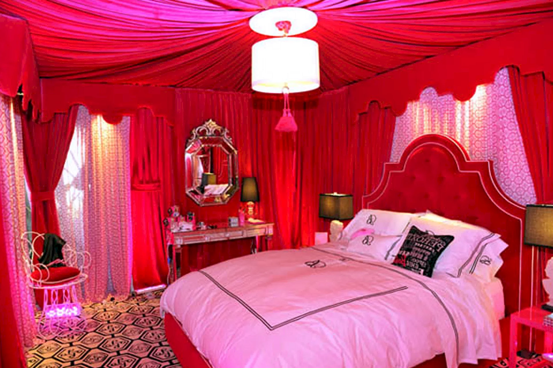 غرف نوم حمراء Wallpaper