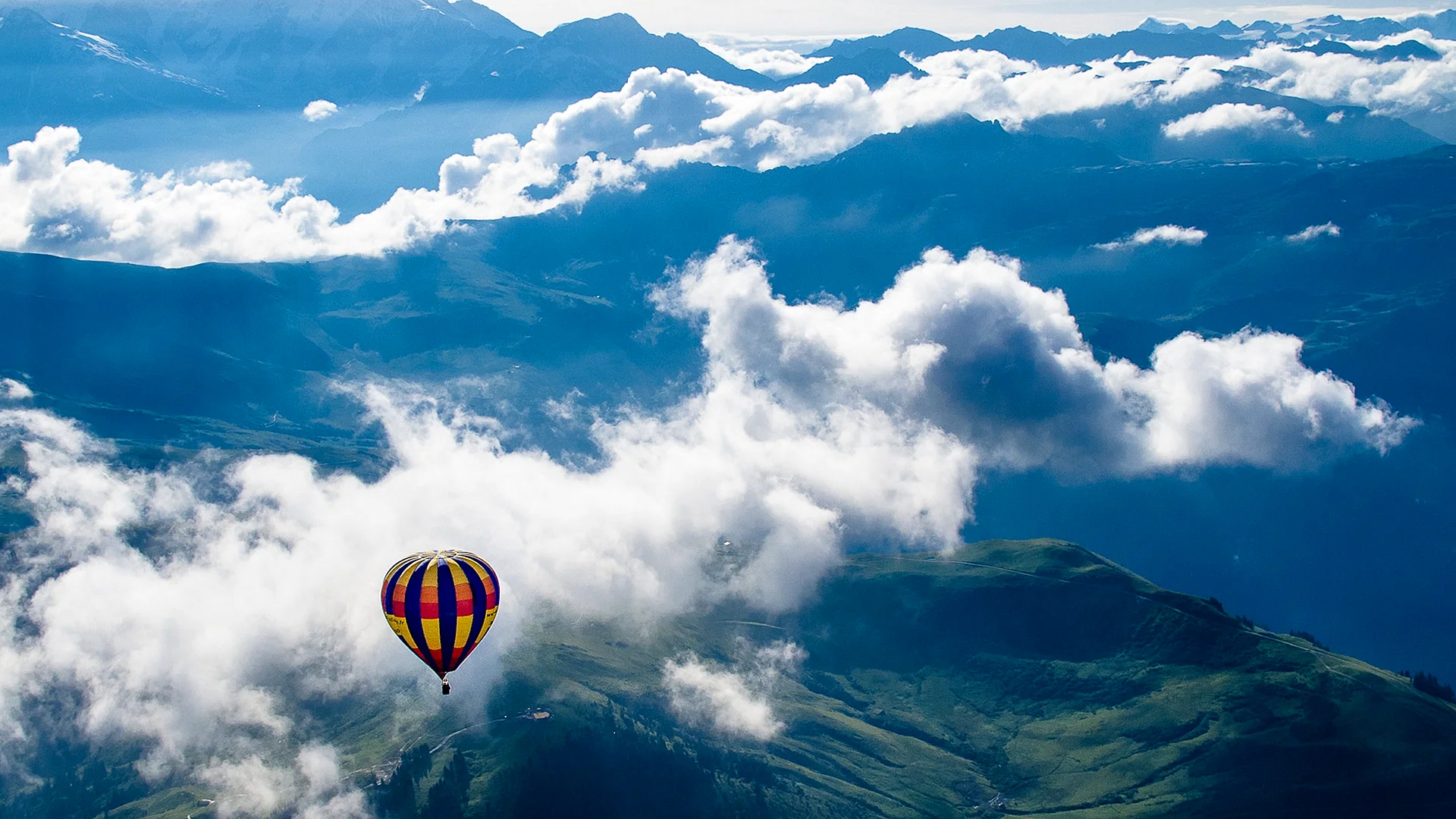 Air Balloon Mountain Wallpaper