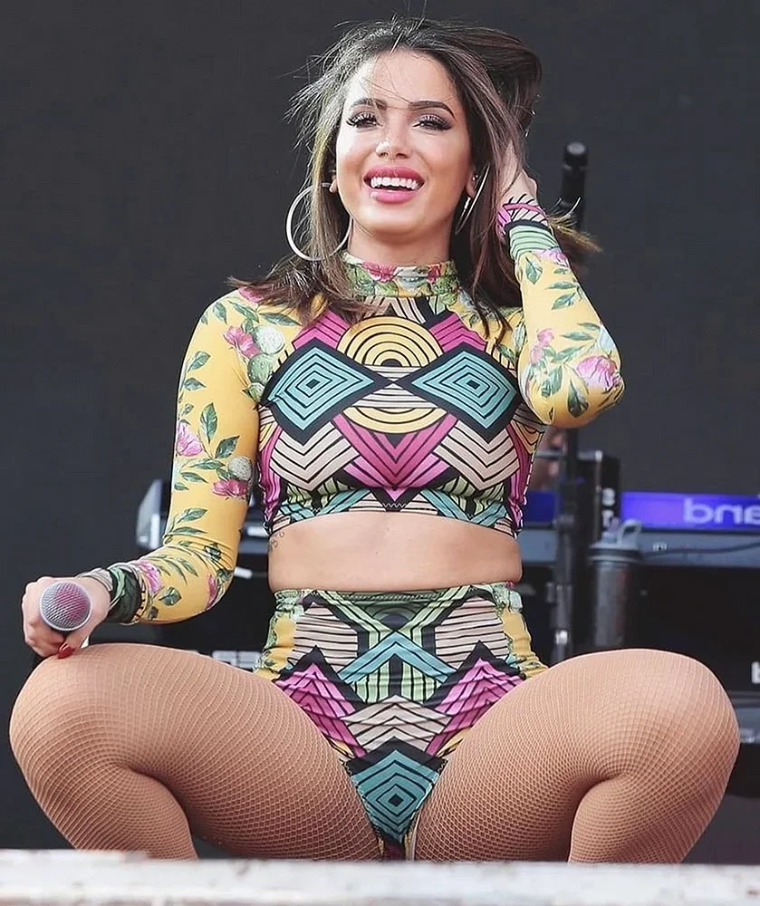 Anitta Aizon Wallpaper