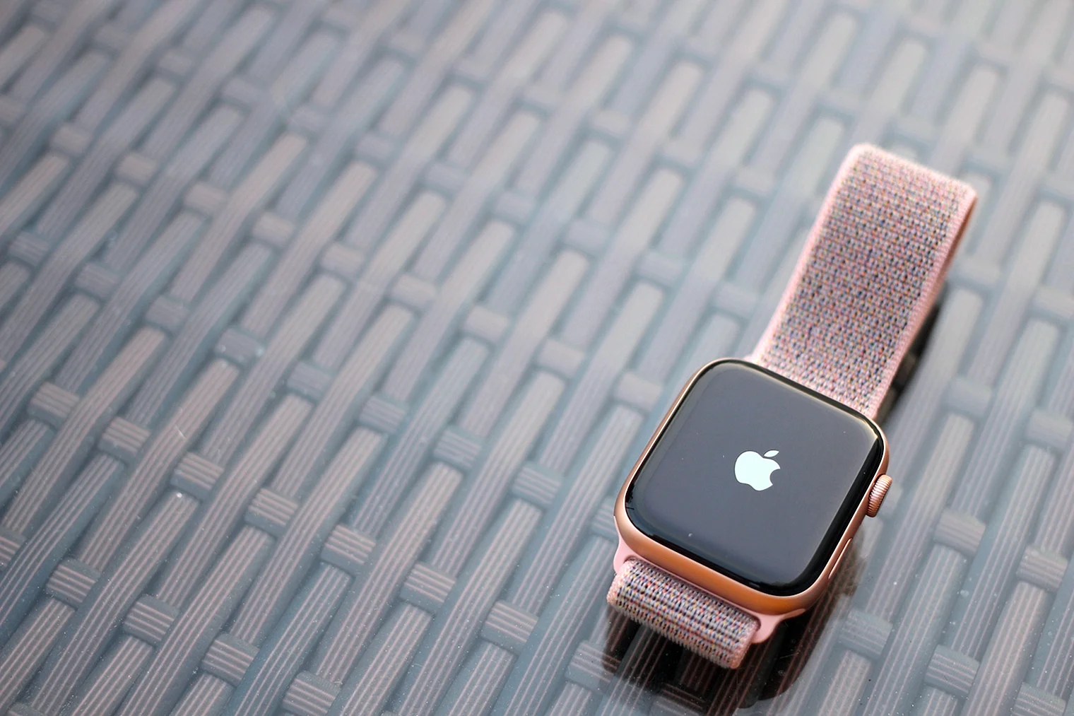 Apple Watch Se 44mm Gold Wallpaper