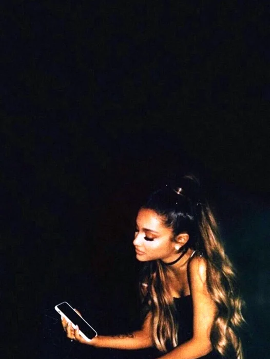 Ariana Grande Iphone Wallpaper
