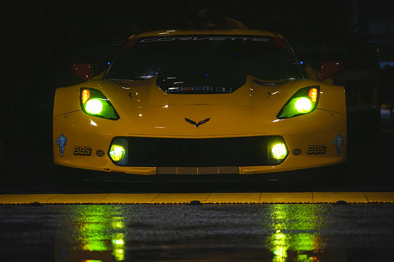 Auto Yellow Light Wallpaper
