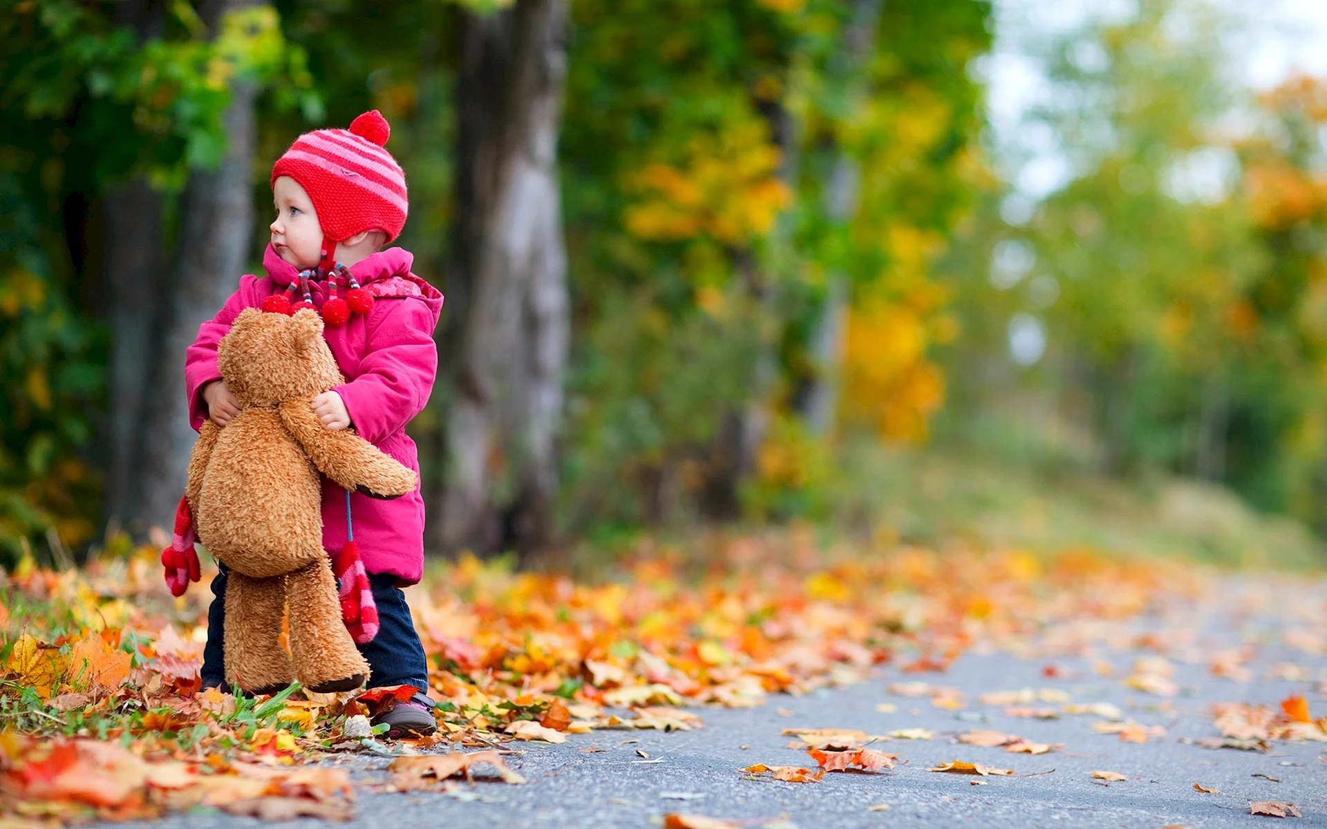 Baby With Teddy Bear Wallpaper