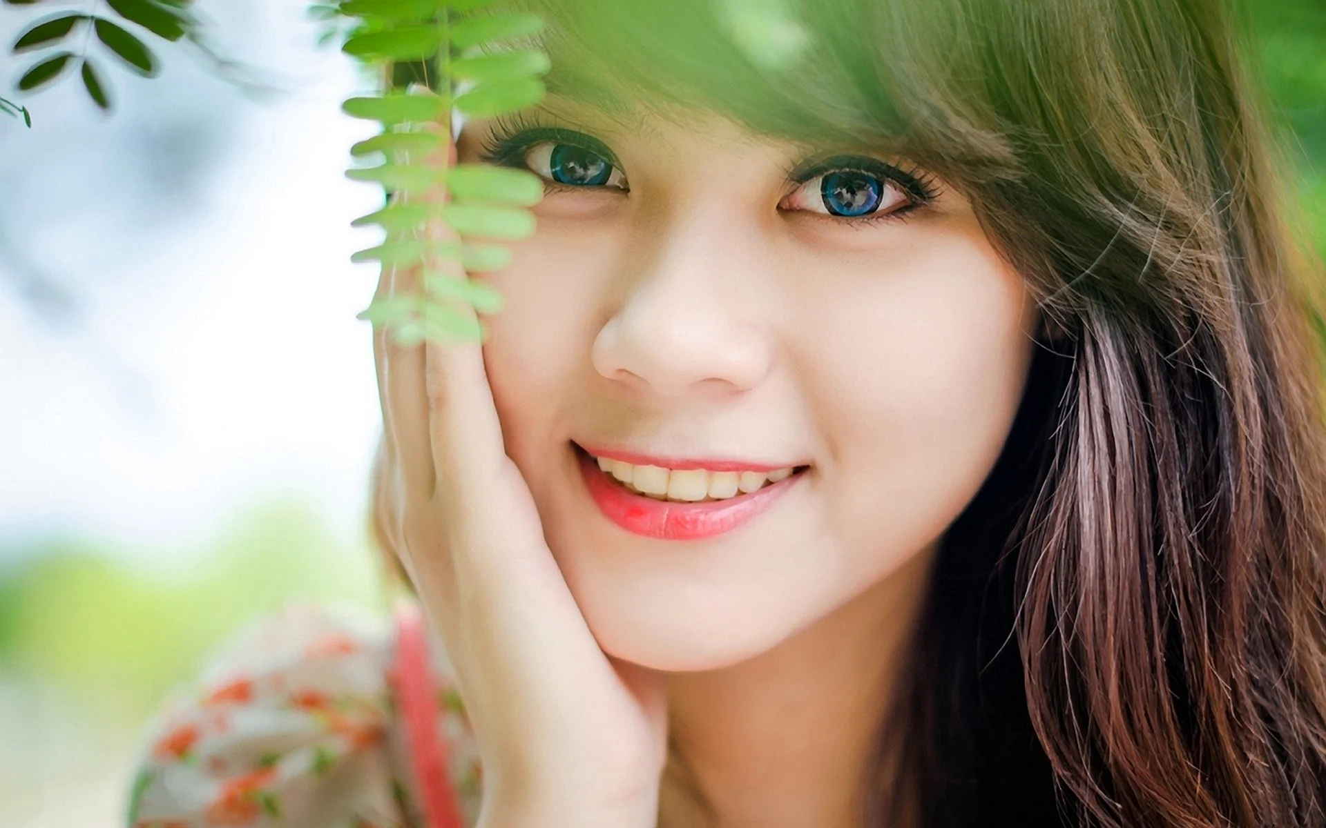 Beautiful Smile Girl Wallpaper