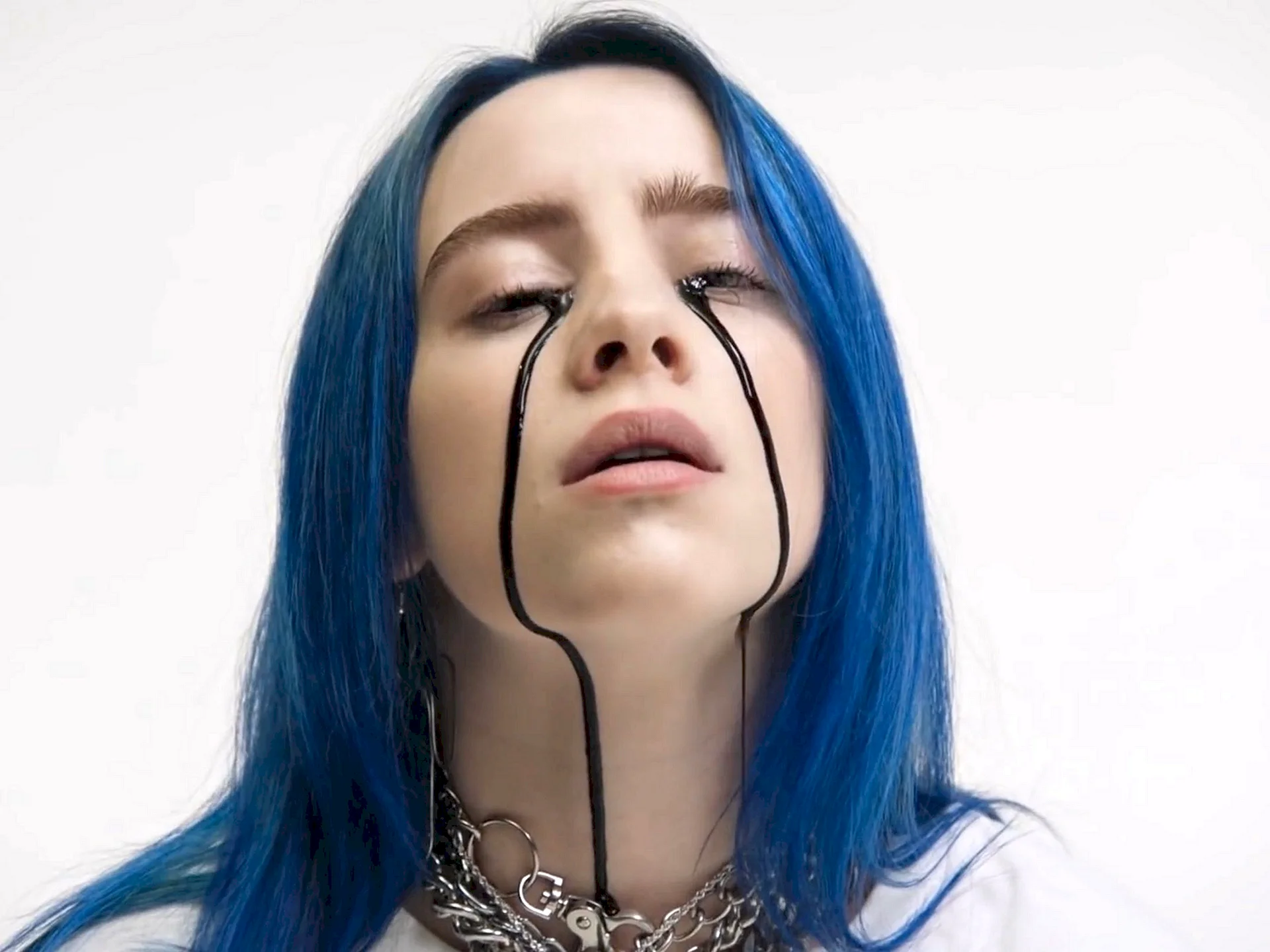 Billie Eilish's blue hair and outfit at the 2019 Coachella Music Festival - wide 8