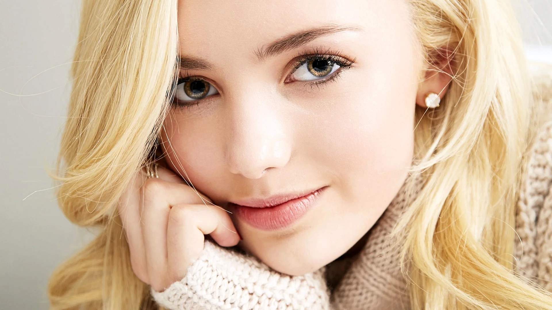 Blonde Teen Wallpaper