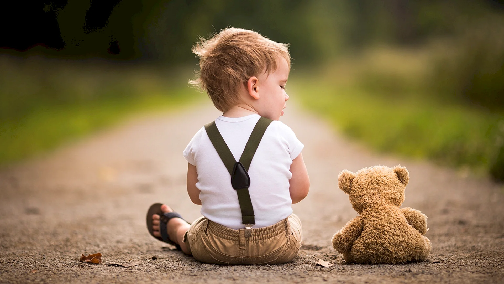 Child With Teddy Bear Wallpaper