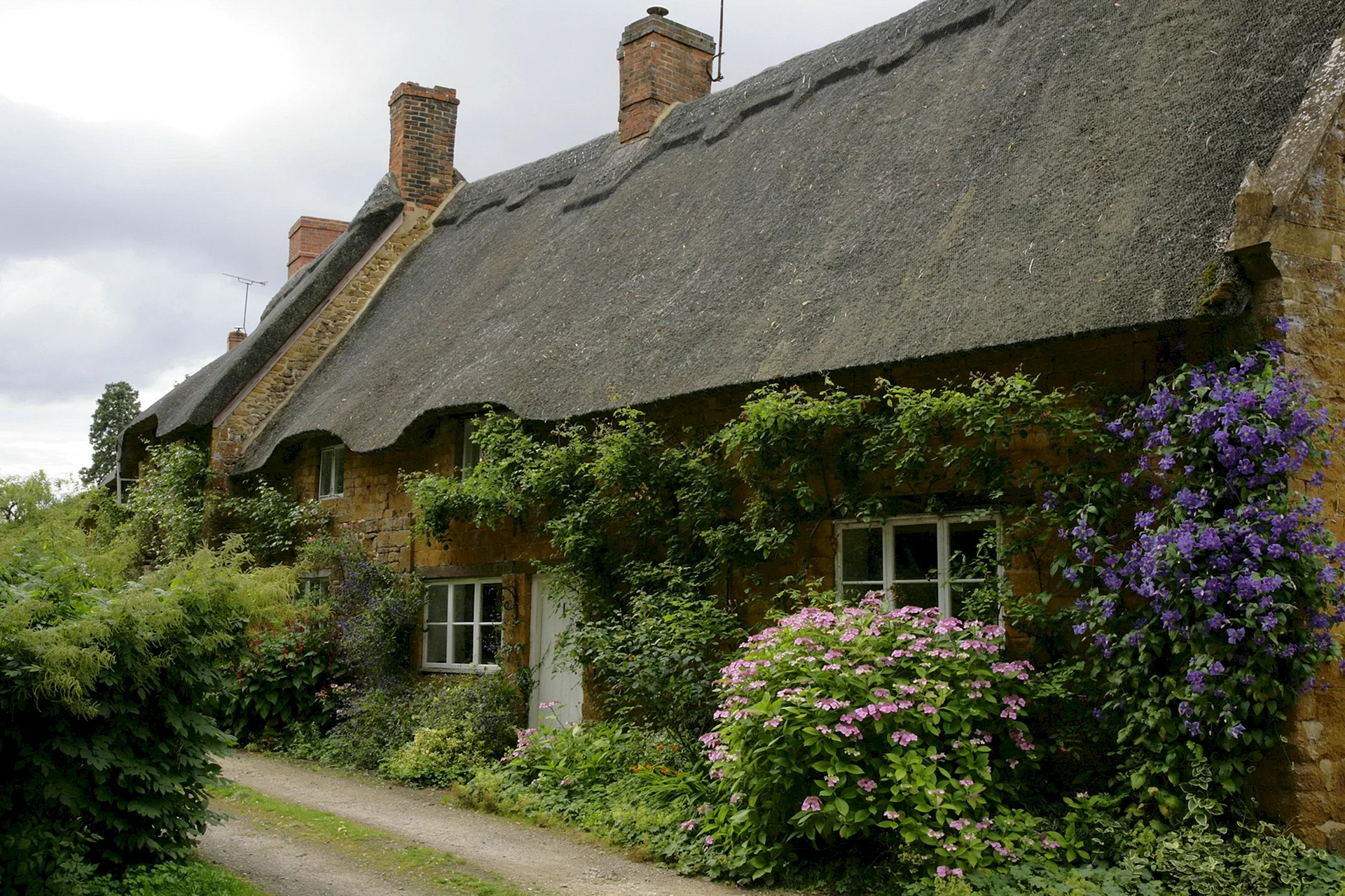 Cottage In The Countryside Wallpaper