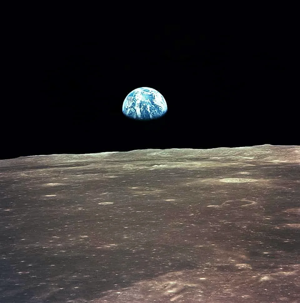 Earthrise Wallpaper