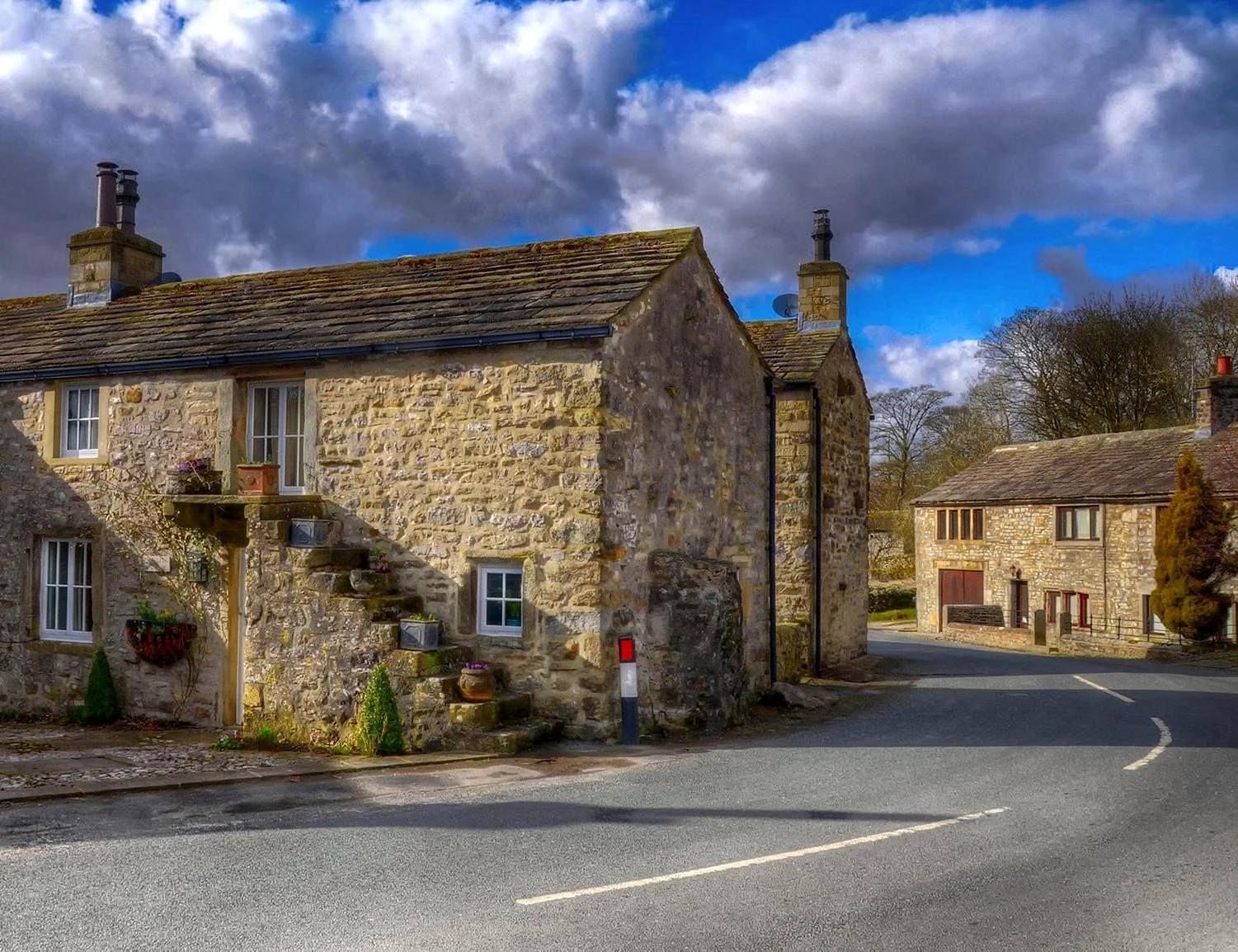 English Cottage Wallpaper