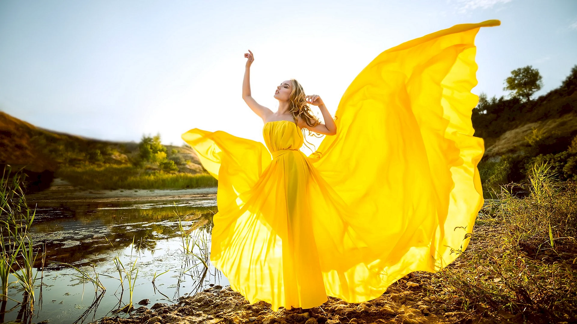 Girls In Yellow Wallpaper