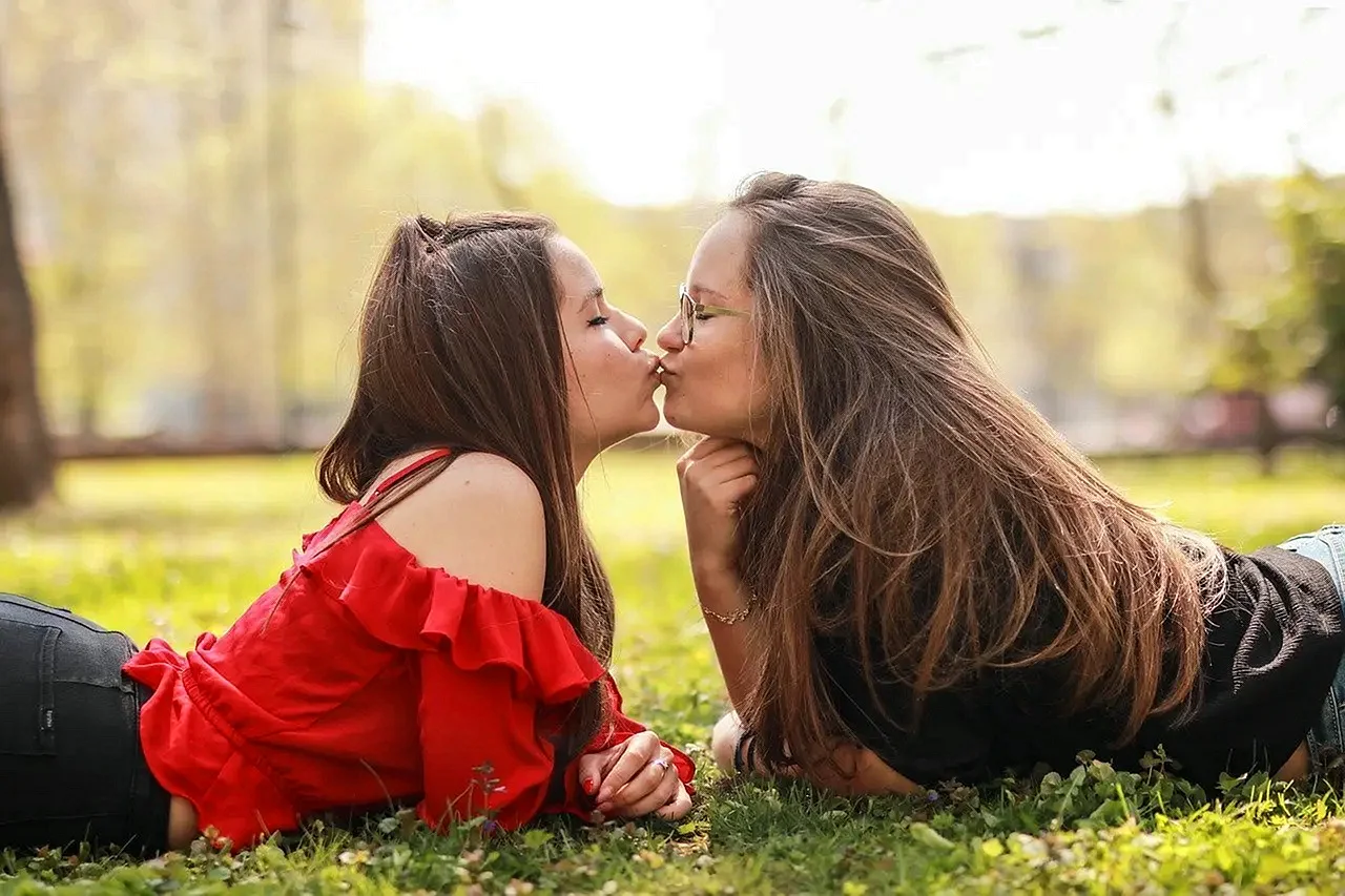 Girls Kissing Wallpaper