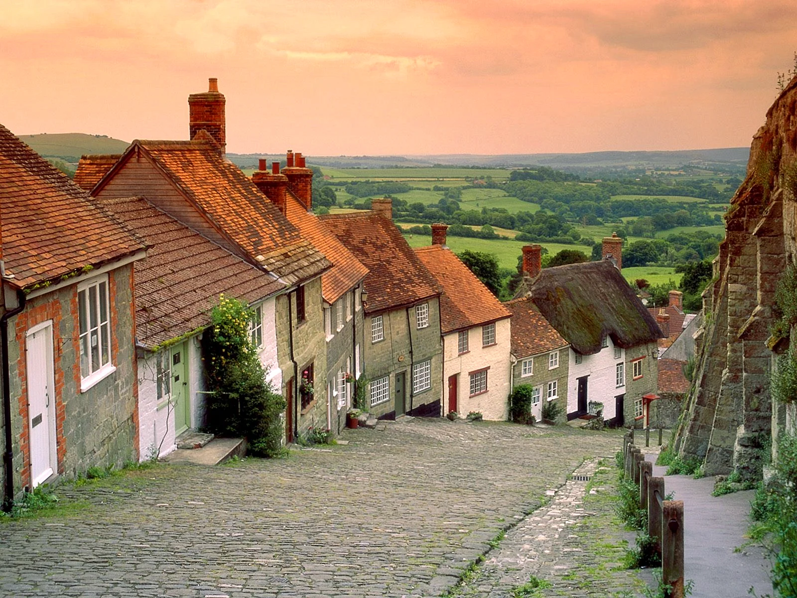 Gold Hill Shaftesbury Wallpaper