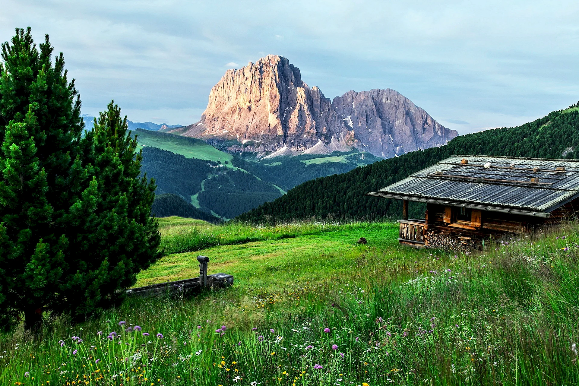 House In The Mountains Wallpaper