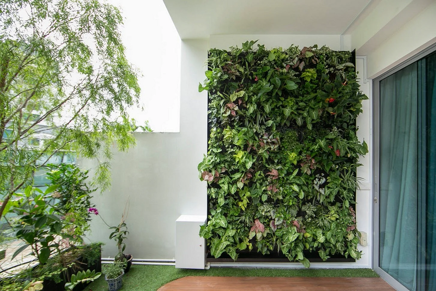 Ivy Vertical Garden Wallpaper