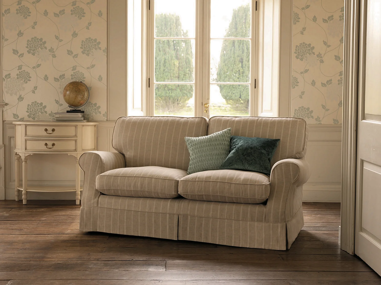 Laura Ashley Cherubin Sofa Wallpaper