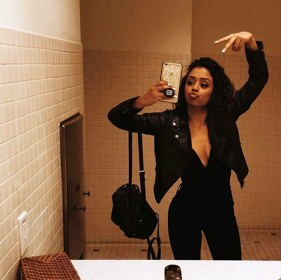 Liza Koshy Selfie Wallpaper
