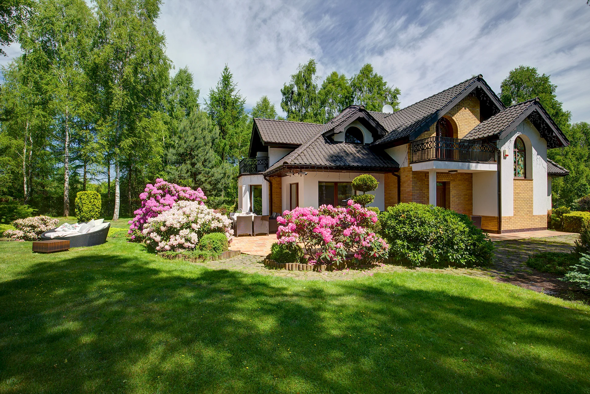 Luxury Garden Wallpaper