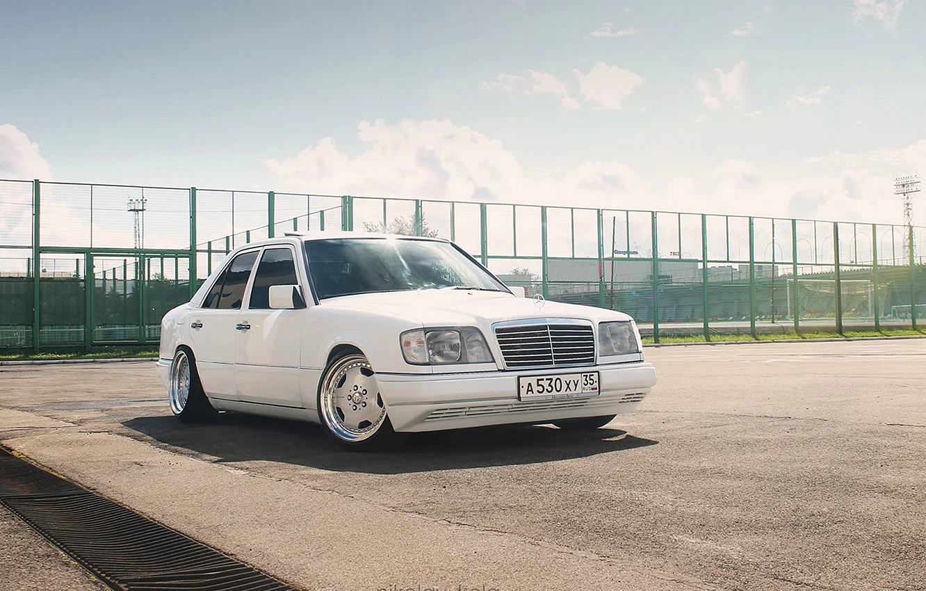 Mercedes Benz W124 Wallpaper