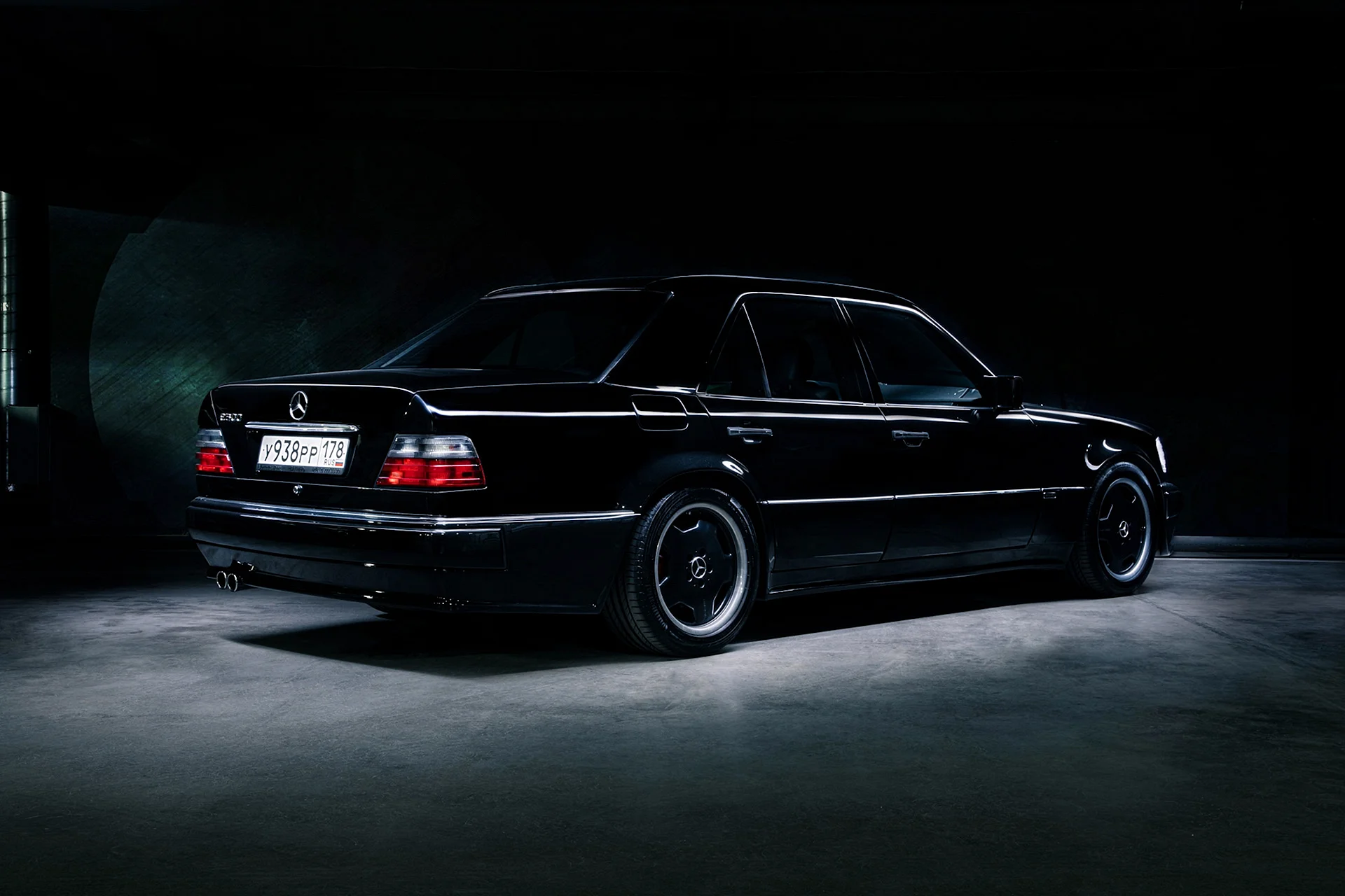 Mercedes Benz W124 E500 Wallpaper