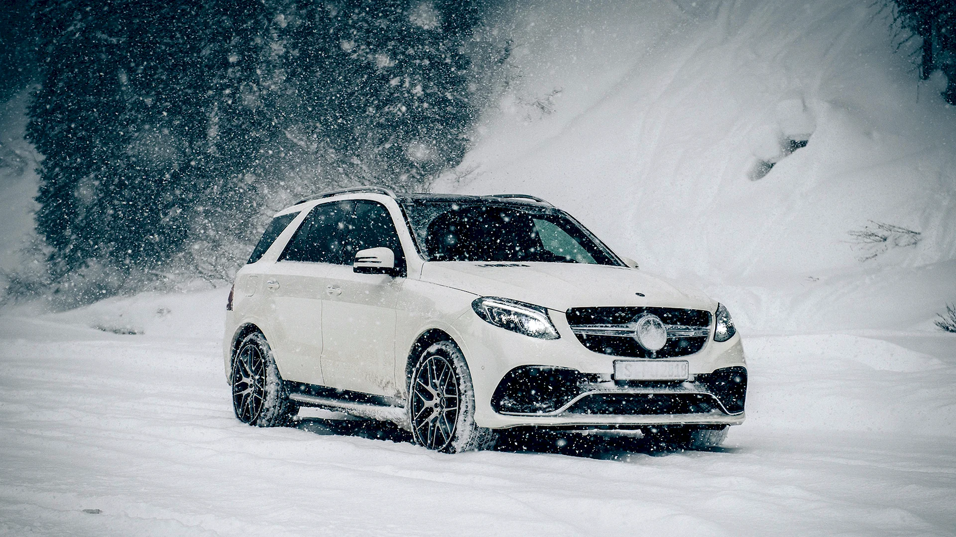 Mercedes Snow Wallpaper