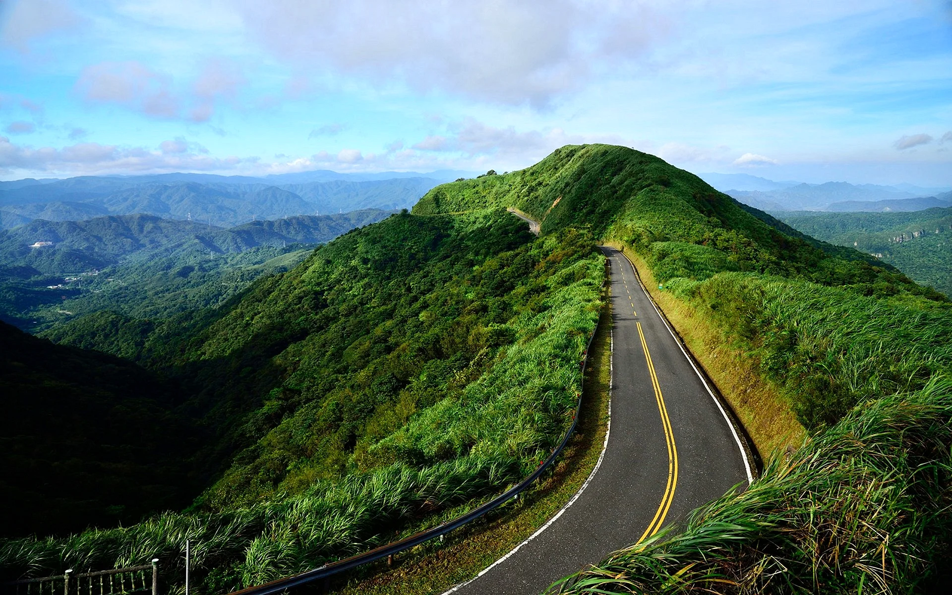 Road In Mountain Wallpaper