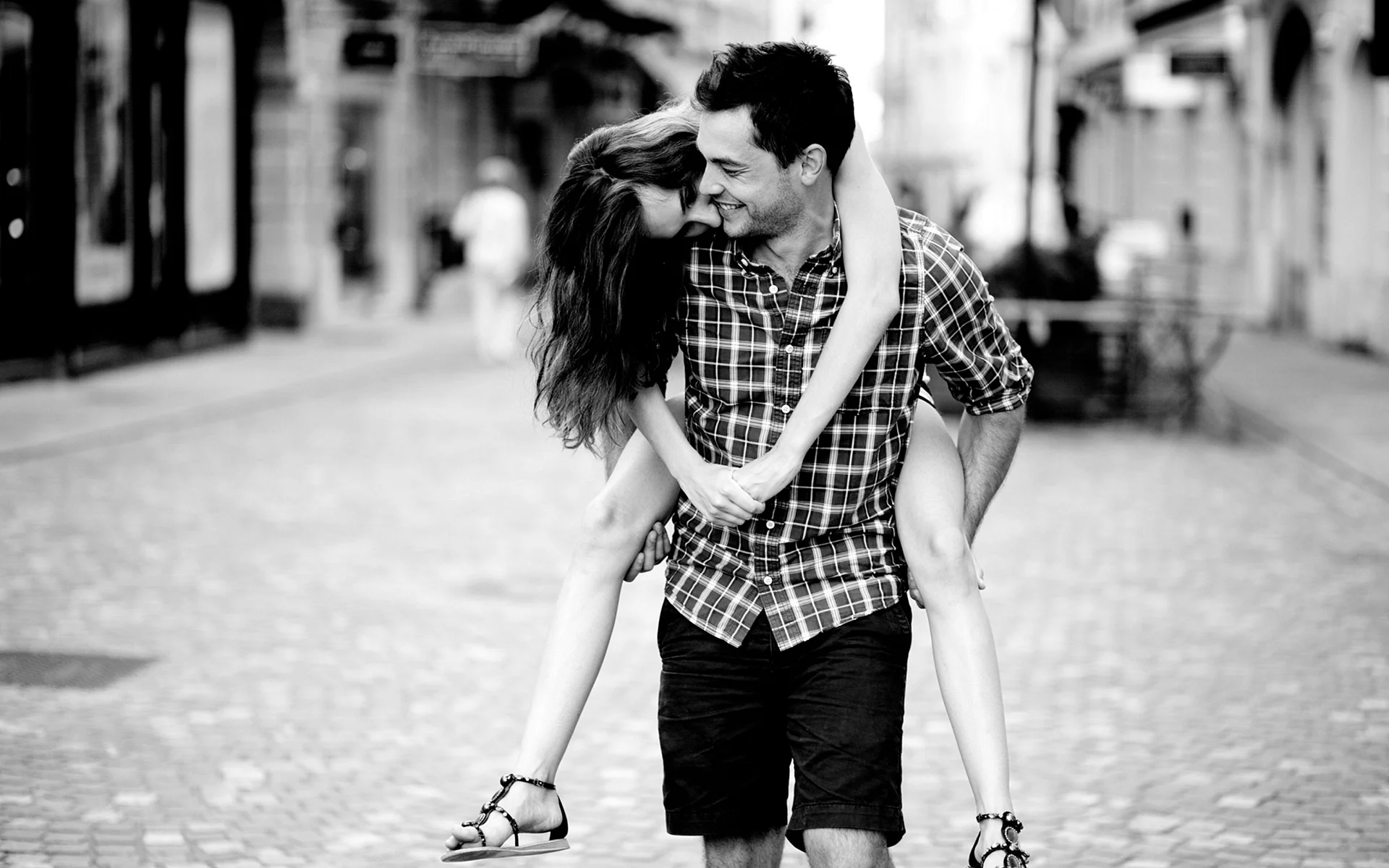 Romantic couple hug Wallpaper