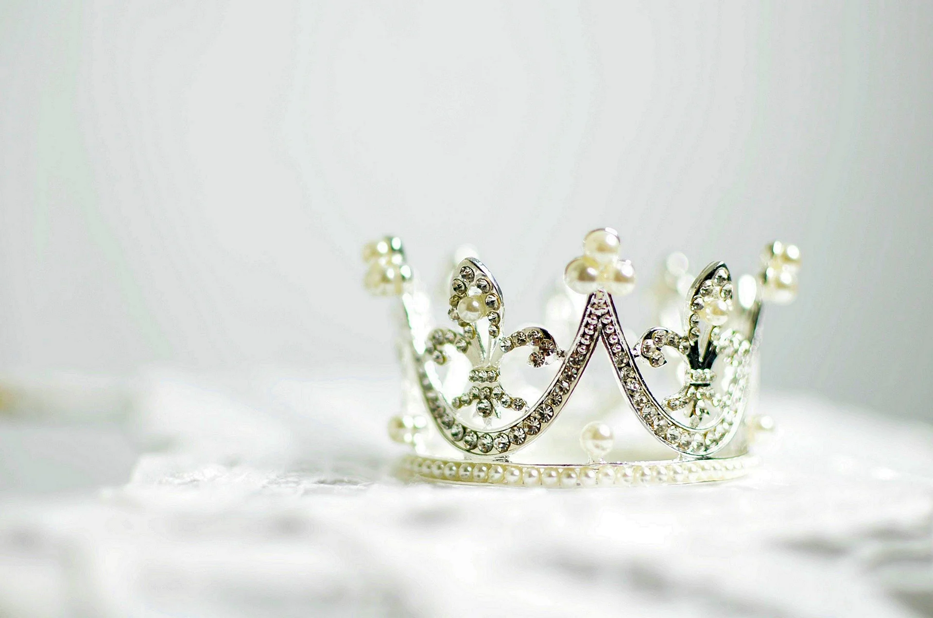 Silver Crown Wallpaper