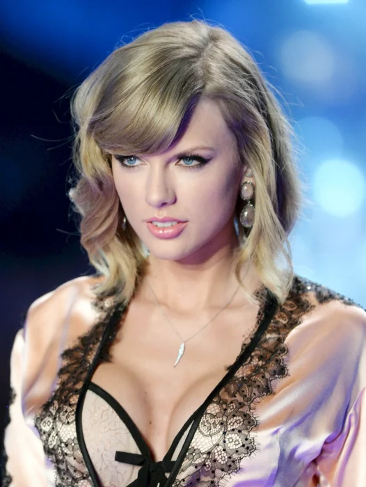 Taylor Swift Topless Wallpaper
