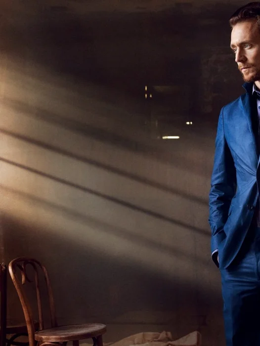 Tom Hiddleston Suit Wallpaper