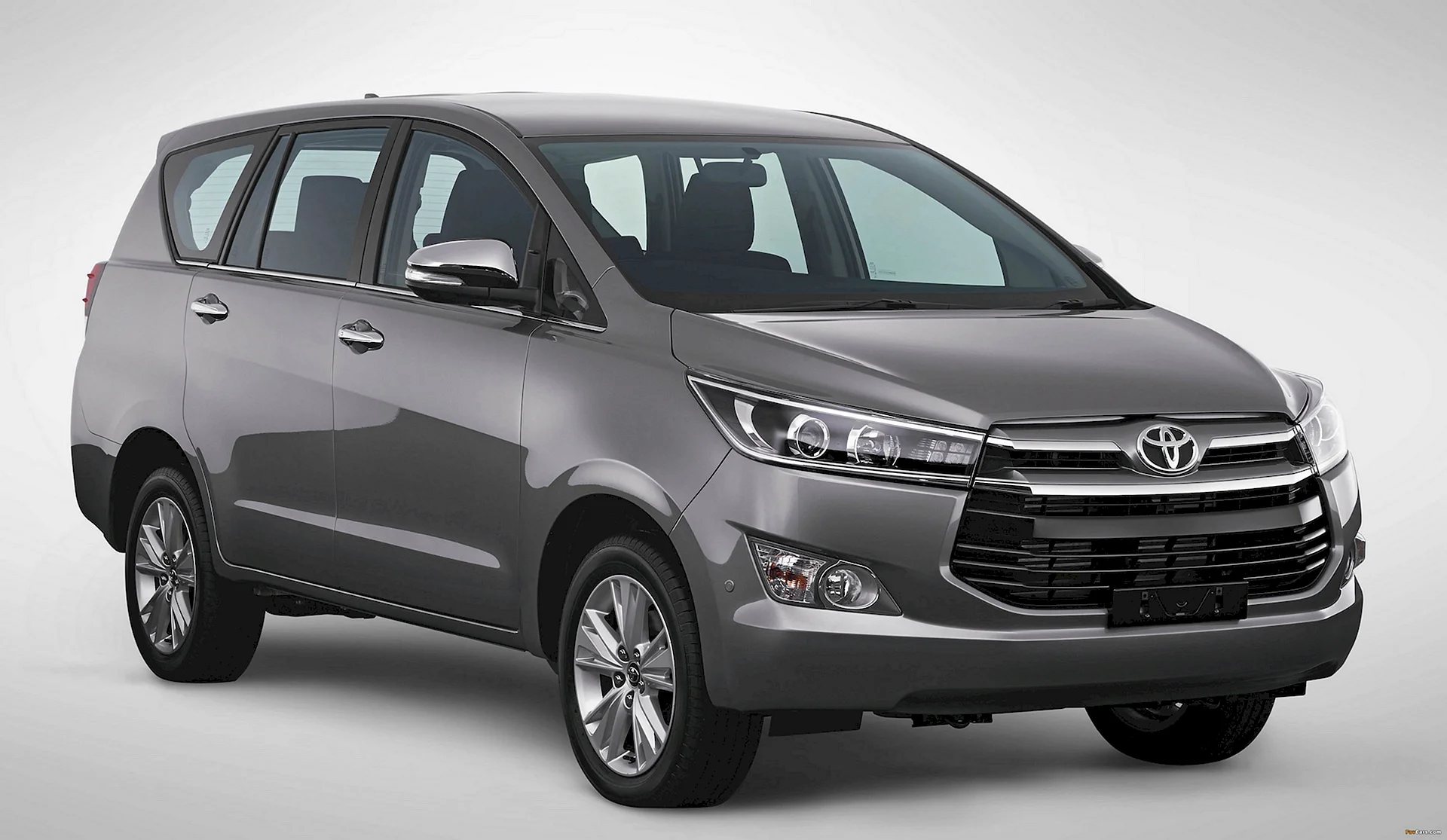 Toyota Innova 2015 Wallpaper