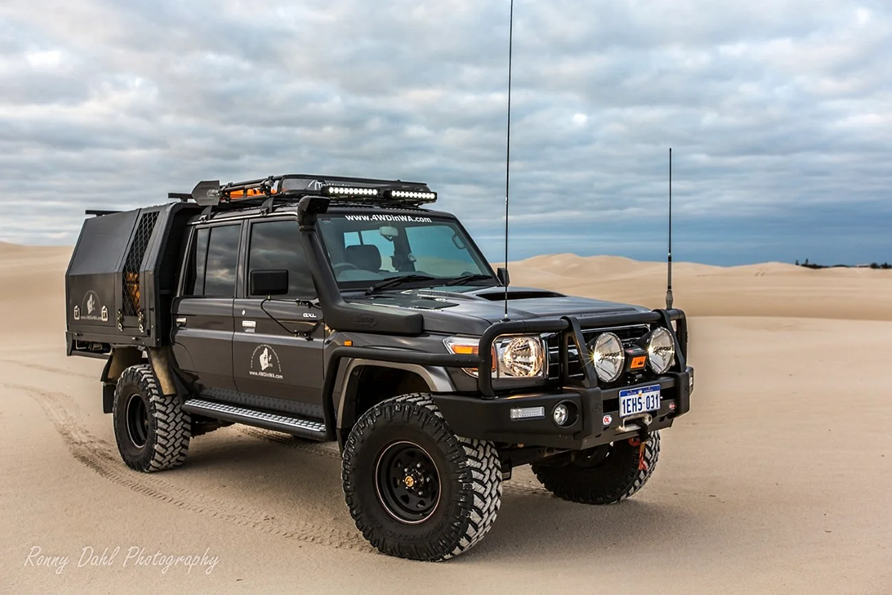 Toyota Land Cruiser 79 Wallpaper